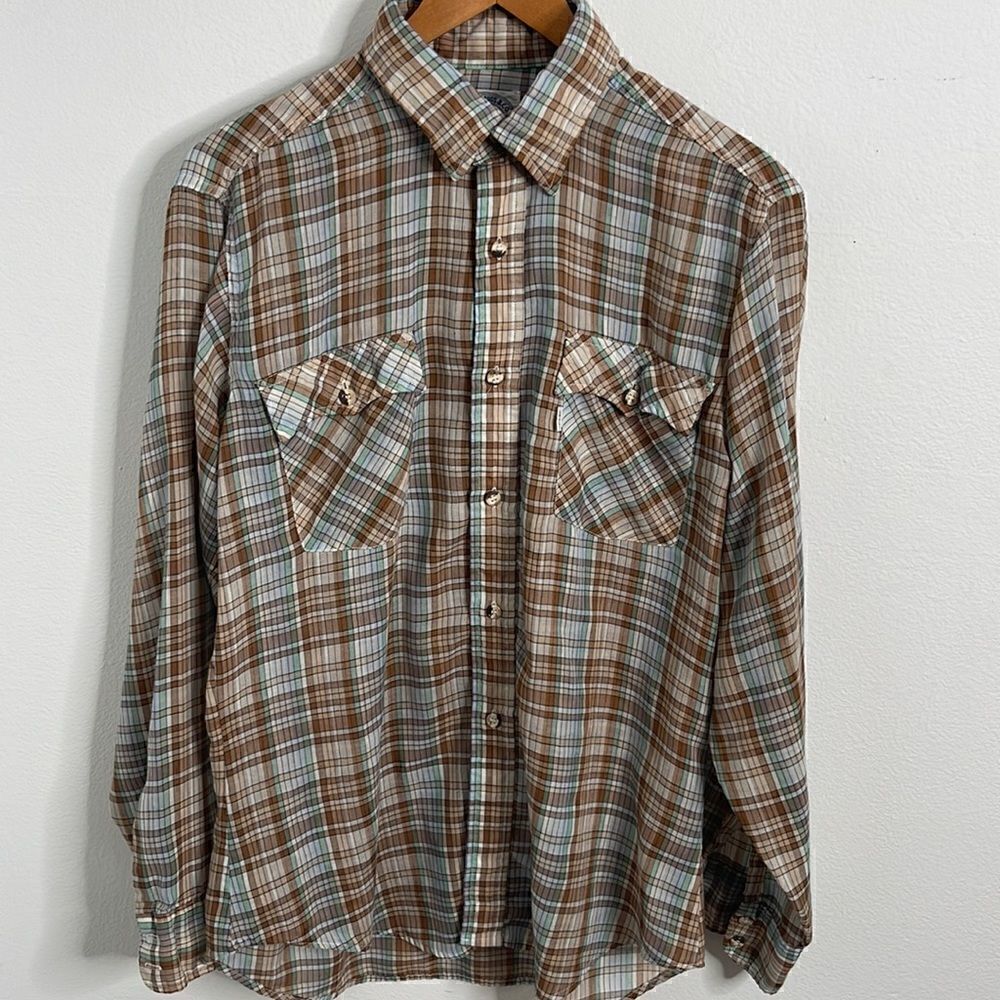 Vintage Levi’s button up long sleeve shirt.  Classic pocket design. Size Large
